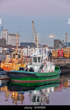 Schlepper auf den Liffey Stockfoto