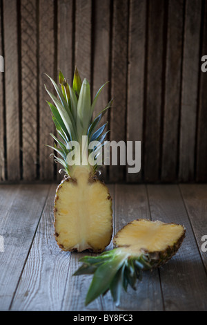 In Scheiben geschnittene Ananas auf ein rustikales Holz- Oberfläche Stockfoto