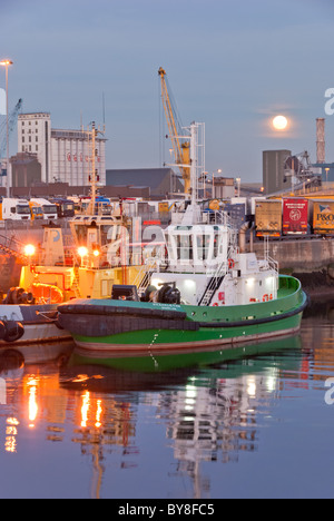 Schlepper auf den Liffey Stockfoto