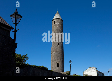 12. Jahrhundert Rundturm in Killala, Teil des Klosters, die angeblich gegründet von St. Patrick, County Mayo, Irland Stockfoto