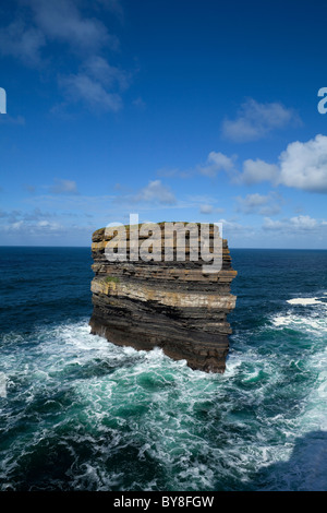 Doonbrisyty Meer Stapel aus den Klippen von Downpatrick Head, County Mayo, Irland Stockfoto