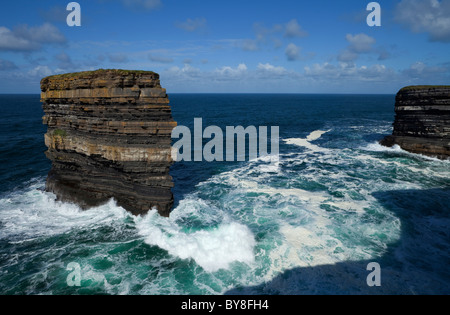 Doonbrisyty Meer Stapel aus den Klippen von Downpatrick Head, County Mayo, Irland Stockfoto