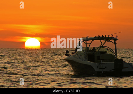 Sonnenuntergang mit Boot verankert in Küstennähe. Madeira Beach in Florida. Stockfoto