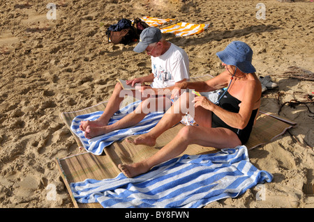 Älteres Paar am Waikiki Beach Honolulu Hawaii Oahu Pazifischen Ozean Stockfoto