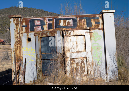 Alten baufälligen Metalhalle dekoriert mit Graffiti im Mescalero-Indianer-Reservat, Mescalero, New Mexico. Stockfoto