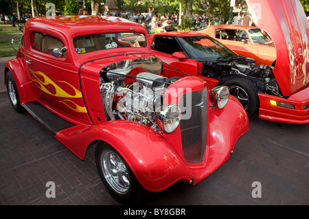 Verchromter Motor in Frisiertes Auto Stockfoto