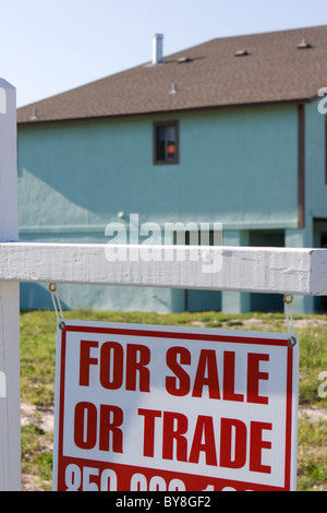 Zum Verkauf oder Handel setzt Zeichen vor einem Haus. Stockfoto