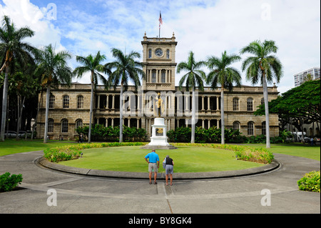 Statue von König Kamehameha und Staat gerichtliche Gebäude Aliiolani Hale Honolulu Hawaii Oahu Pazifikinsel Stockfoto