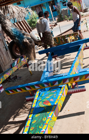 Hand bemalten Ochsenkarren Fahrwerk/Rahmen außerhalb der Hersteller Shop. Andhra Pradesh, Indien Stockfoto