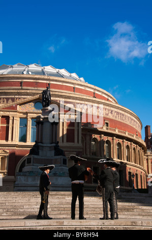 Spanisch Animateure außerhalb der Royal Albert Hall, London, England Stockfoto