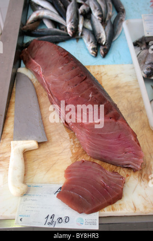 Frischer Thunfisch am Marktstand Stockfoto