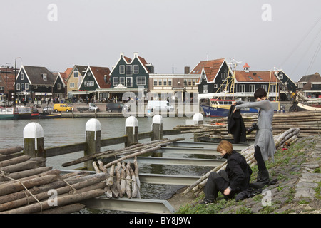 Zwei Mädchen im Fischerdorf Volendam in der Nähe von Amsterdam Stockfoto