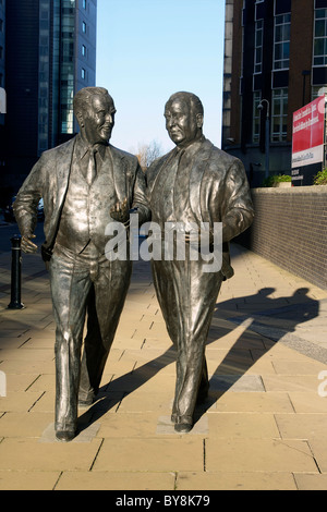 Statue von Sir John Moores (links) und Bruder Cecil im Old Hall Street Liverpool. Von Bildhauer Tom Murphy konzipiert. Stockfoto