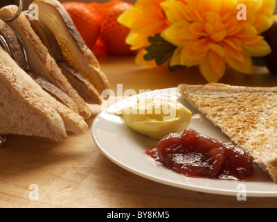 Frühstück mit Toast, Butter und Marmelade Stockfoto