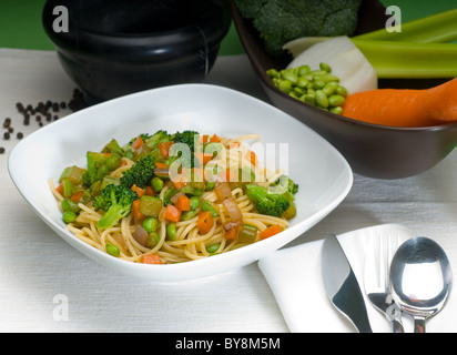 italienische Spaghetti Nudeln mit frischen hausgemachten Gemüsesauce Stockfoto