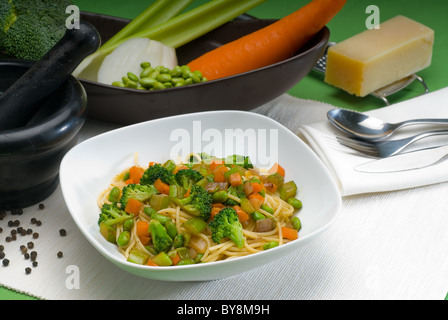 italienische Spaghetti Nudeln mit frischen hausgemachten Gemüsesauce Stockfoto
