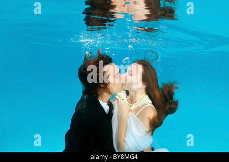 Unterwasser-Hochzeit im pool Stockfoto