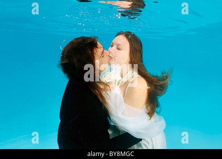 Unterwasser-Hochzeit im pool Stockfoto