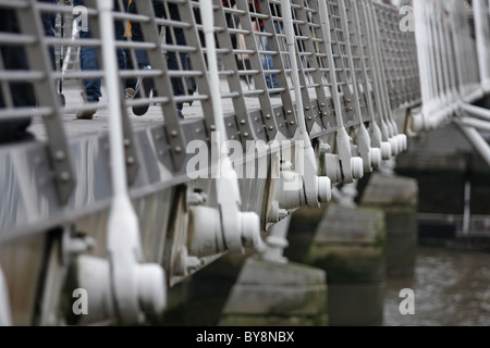 Die Ansicht eines Teils der Struktur des goldenen Jubiläums, die überquert die Themse zwischen Westminster und Waterloo Stockfoto