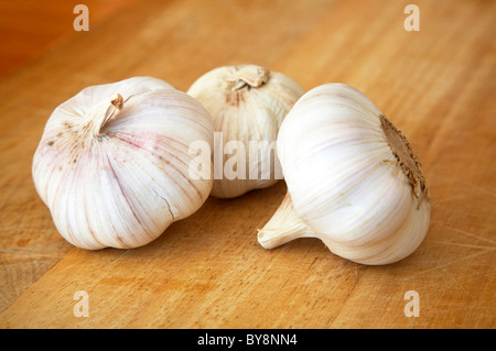 Knoblauch Zwiebeln auf einem Holztisch Stockfoto