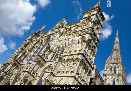 England Wiltshire Salisbury Westfront Haupteingang des 13. Jahrhundert frühen englischen gotischen Kathedrale und höchste UK spire Stockfoto