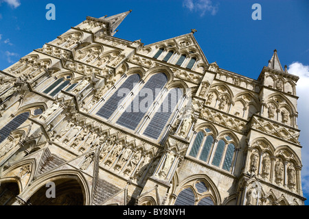 England Wiltshire Salisbury Westfront Haupteingang des 13. Jahrhunderts englische gotische Kathedrale Kirche Blažene Djevice Marije Stockfoto