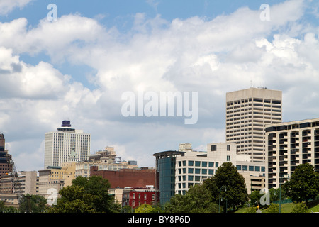 Skyline-Blick auf die Gipfel von Bürogebäuden erheben sich über den Baumkronen in der Stadt von Memphis, Tennessee. Raum für Kopie an Spitze. Stockfoto