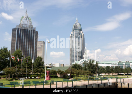 Mobile, Alabama Skyline Blick Nordwesten von Cooper Riverside Park auf den Mobile River. Stockfoto