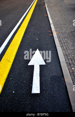 weißer Pfeil Asphaltstraße Stockfoto