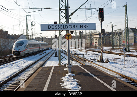 Deutsche Eisenbahn Intercity Express (ICE) Düsseldorf HBF (Hauptbahnhof), Deutschland. Stockfoto