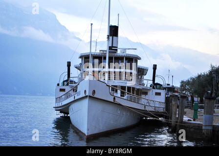 Boot auf dem See mit einem großen Seil vertäut Stockfoto