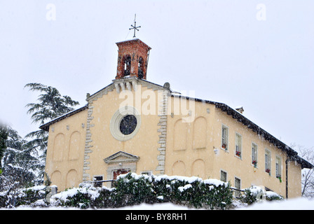 die tief verschneiten Kirche Stockfoto