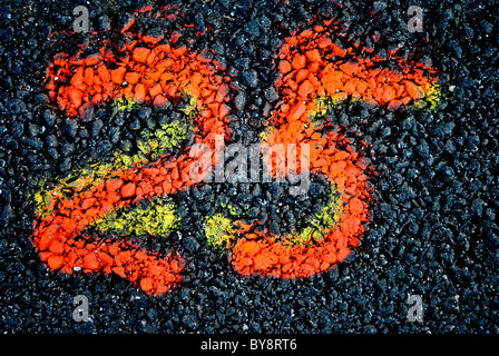 rote Zahlen auf Asphalt gesprüht Stockfoto