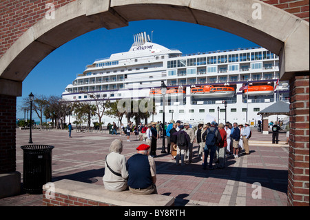 Touristen auszusteigen aus dem Luxus-Kreuzfahrtschiff "Seven Seas Navigator" am Mallory Square, Key West, Florida USA Stockfoto