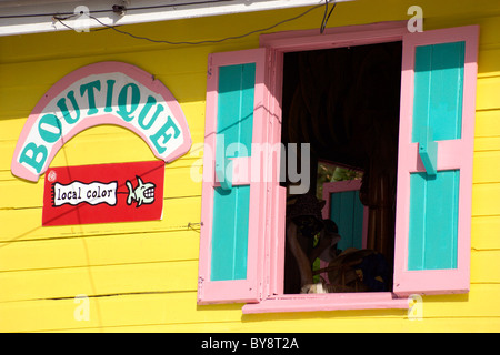 St. Vincent und die Grenadinen Karibik Bequia Port Elizabeth bunte Tourist Shop Boutique auf Belmont Gehweg. Stockfoto