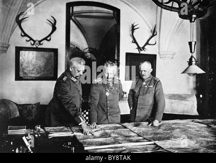 KAISER WILHELM II im Zentrum mit Generäle Paul von Hindenburg auf der linken Seite und Erich Ludendorff über 1915 Stockfoto