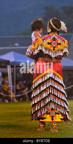 Native American Jingle Tänzer im Cherokee Reservation Pow Wow Stockfoto