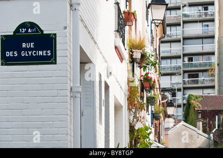 "Rue des Glycine" Blick ins Innere der "Cité Fleurie" auf der Butte Aux Cailles Viertel, Paris, Frankreich Stockfoto