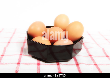 Hühnereier in einer schwarzen Schale auf Tuch in Erythrozyten Stockfoto