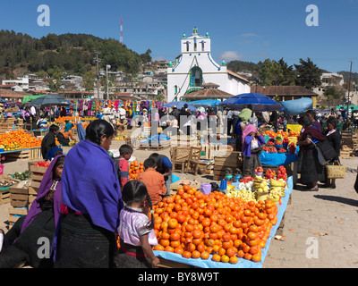 Chamulan Frau auf dem Markt von San Juan Chamula in der Nähe von San Cristobal, Chiapas, Mexiko Stockfoto