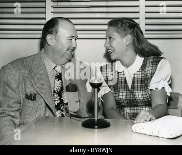 DINAH SHORE (1916-1994) US-Sängerin mit Bandleader Paul Whiting über 1945 Stockfoto