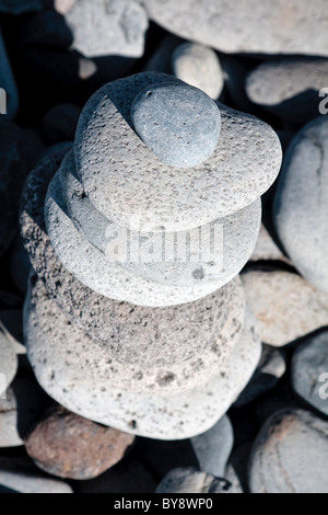 Stein-Cairn gebaut am Kiesstrand in Playa San Juan, Teneriffa, Kanarische Inseln, Spanien Stockfoto