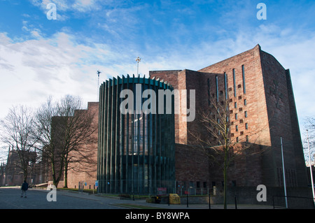 Die neue Kathedrale von Coventry (auch bekannt als Saint Michaels) im Vordergrund, mit Ruinen der alten Kathedrale in der Ferne. UK Stockfoto