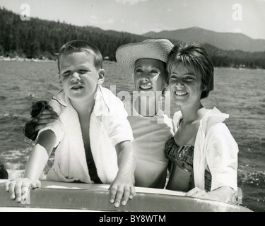 DINAH SHORE (1916-1994) US-Sängerin mit Tochter Melissa und Adoptivsohn John über 1965 Stockfoto