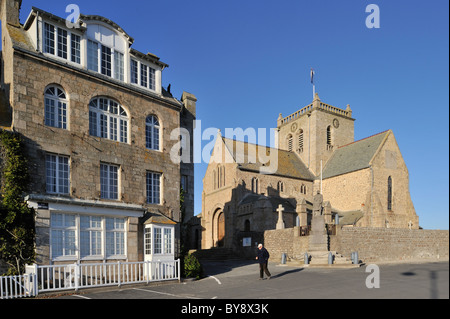 Die Eglise Saint-Nicolas / Kirche des Heiligen Nikolaus im Hafen von Barfleur, Normandie, Frankreich Stockfoto