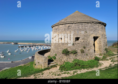 Der Turm Tour Vauban mit Blick auf den Hafen von Port-En-Bessin, Normandie, Frankreich Stockfoto