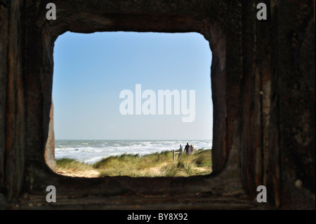 Blick über das Meer durch Lücke im zweiten Weltkrieg zwei Bunker am Utah Beach, Normandie, Frankreich Stockfoto