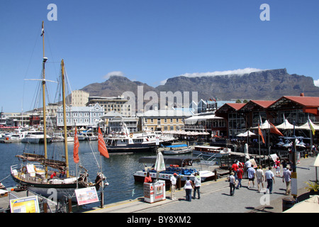 Victoria &amp; Albert Waterfront in Kapstadt vor dem Hintergrund der Tafelberg Stockfoto