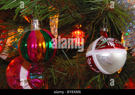 Glas Christbaumschmuck hängt im Baum. Stockfoto