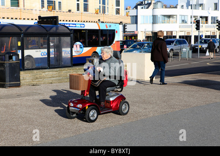 Vereinigtes Königreich West Sussex Worthing eine ältere Dame auf ein Shoprider Elektromobil auf der promenade Stockfoto